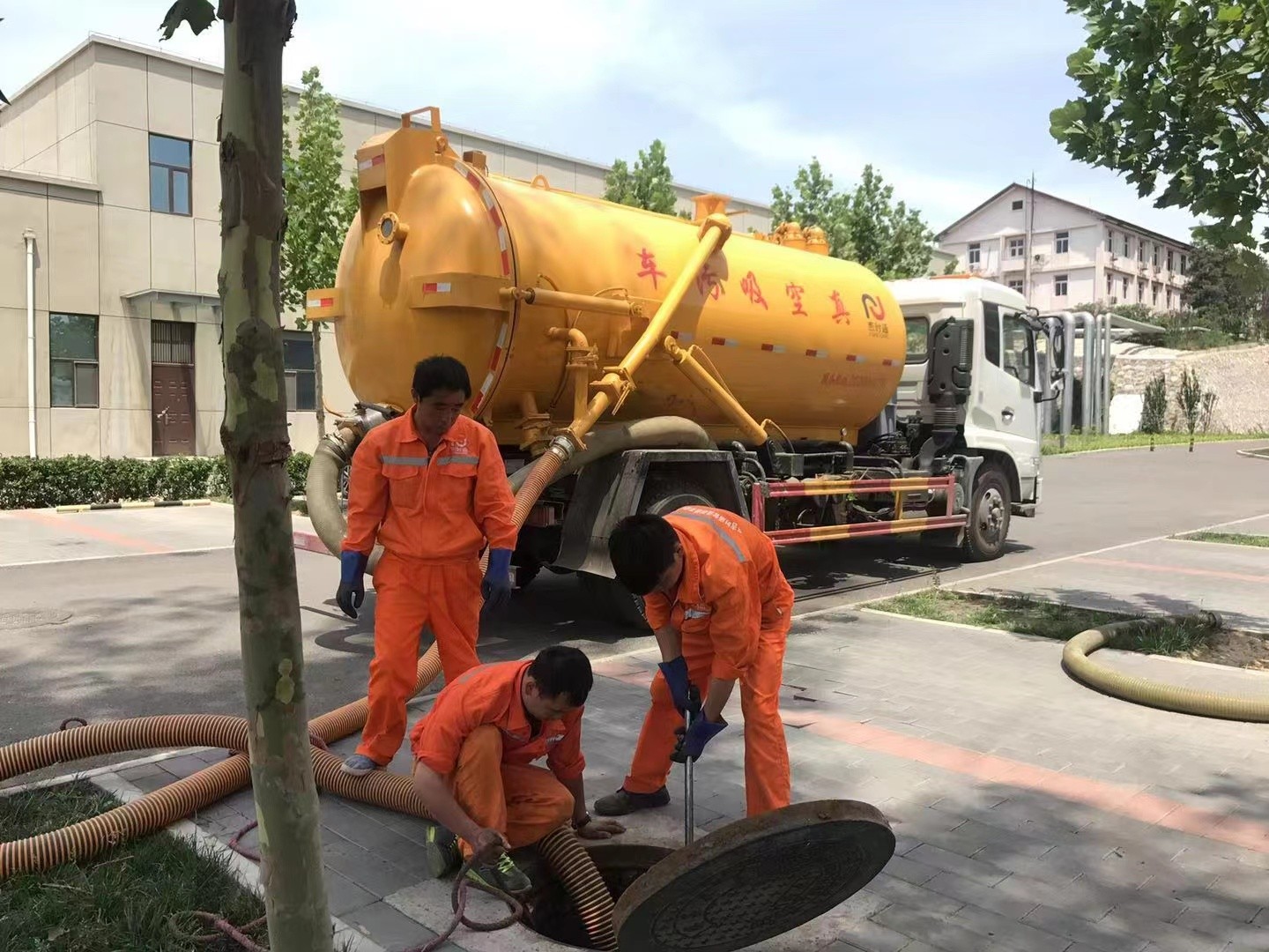 龙井管道疏通车停在窨井附近