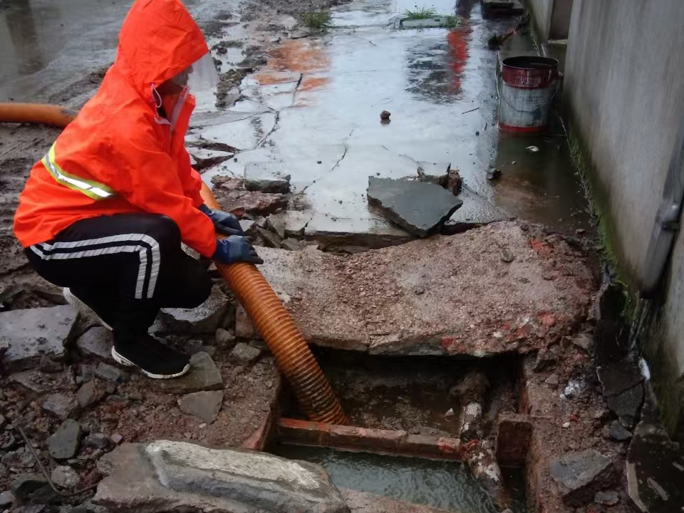 龙井专业清理污水池 炜誉市政以规范流程守护城市 “肠道”