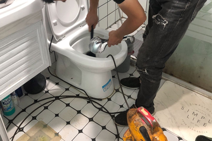龙井马桶堵塞自己疏通还是找师傅?专业上门服务让你省时更省心